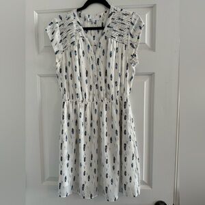 DR2 Daniel Rainn Cap Sleeve Dress. Size M. Off White w/ Black/Blue Feather Print